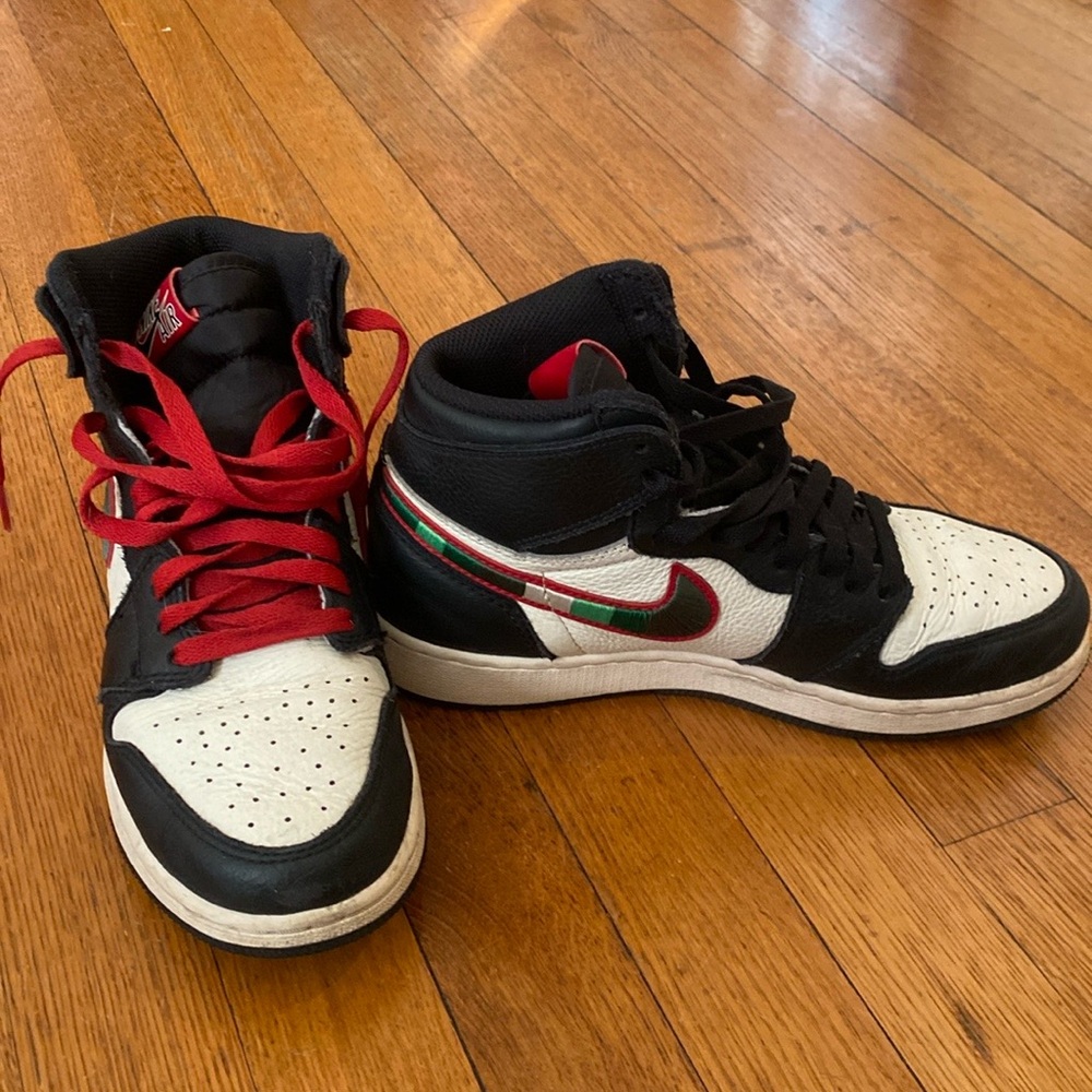 Air Jordan 1 Retro High OG size 6.5 Y (7.5 W)